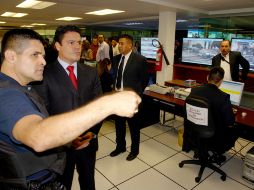 El alcalde tapatío, Aristóteles Sandoval, durante un recorrido por el Centro de Comunicaciones y Observación Electrónica. ESPECIAL  /