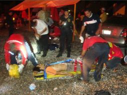 Cuerpos de socorro brindaron atención médica a una veintena de personas lesionadas por el estallido. EFE  /