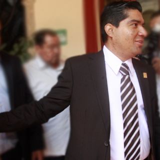 Pospone PRI salida de secretario general del Congreso