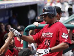 Carlos Lee es felicitado a su llegada al dogout de los Astros. AP  /