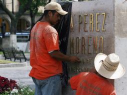 Trabajadores alistan hoy la base del monumento a Rita Pérez. A. GARCÍA  /