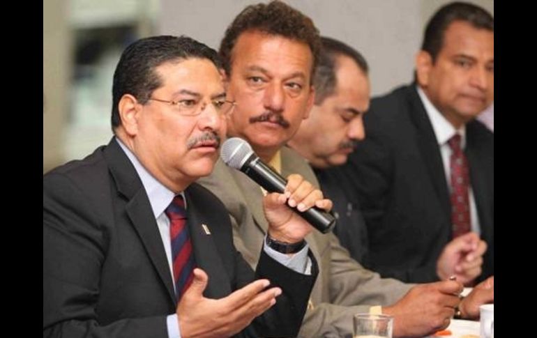 José Luis Hernández expone los detalles de la propuesta de incremento en las tarifas ante miembros del Colegio de Ingenieros. ESPECIAL  /