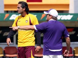 Migue Herrera habla con Juan Carlos Leaño durante el entrenamiento. MEXSPORT  /