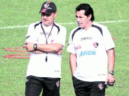 José Luis Mata y Benjamín Galindo observan el entrenamiento del equipo. MEXSPORT  /