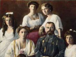 El zar Nicolás II con su familia en un retrato. ESPECIAL  /