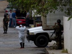Marinos vigilan la funeraria donde se encuentran los cuerpos de las personas asesinadas en San Fernando. AP  /