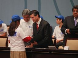 Enrique Peña Nieto, acompañado por Ignacio de Deschamps González, en la entrega de 425 becas de integración. EL UNIVERSAL  /