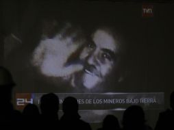 Uno de los 33 trabajadores saluda las cámaras, en una de las últimas imágenes que emitió ayer la televisión chilena. AP  /