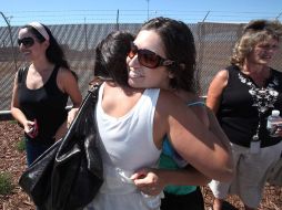 Volver a vivir.- Ambas hermanas, felices en el reencuentro. La aeronave se incendió luego de que se bloqueara el sistema de frenos. AP  /