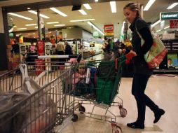 El gasto de los consumidores subió entre abril y junio a una tasa anualizada del 2 por ciento. REUTERS  /