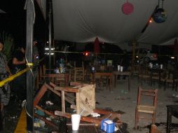 Paramédicos atienden a los heridos tras la explosión de un artefacto lanzado al interior de un antro en Puerto Vallarta.  ESPECIAL  /