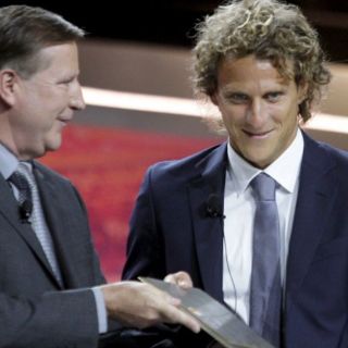 Forlán es premiado por la UEFA