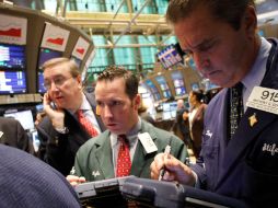 Anthony Cerar (D) trabaja en la Bolsa de Nueva York. AP  /