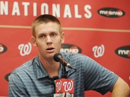 Stephen Strasburg habla en conferencia de prensa sobre su lesión. AP  /
