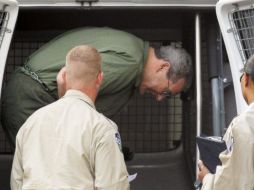 El financiero R. Allen Stanford (c) llega con grilletes para una audiencia en el tribunal federal de Houston. EFE  /