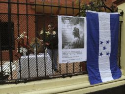 Una mujer es vista junto a un altar en la embajada de Honduras en el DF, colocado en memoria de los migrantes asesinados. EFE  /