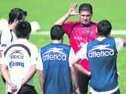 Pepe Mata (de camiseta roja) da indicaciones a sus pupilos durante la práctica. JAMMEDIA  /