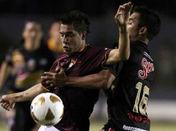 Mauro Cejas y Aldrete luchan por el balón en el partido que termino empatado a un gol entre Estudiantes y Morelia. MEXSPORT  /
