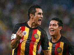 Miguel Zepeda (izq.) logró cuatro tantos en la goleada de los Leones Negros de la Universidad de Guadalajara. E.PACHECO  /