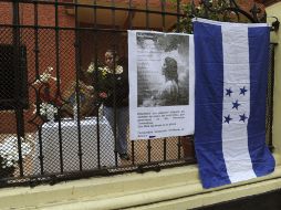 Una mujer aparece junto a un altar levantado en la embajada de Honduras en Ciudad de México en memoria de los 72  asesinados. EFE  /