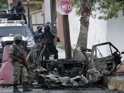 Un soldado y varios policías federales cercaron el área de la explosión de un coche-bomba, afuera de Televisa Ciudad Victoria. REUTERS  /