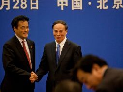 El viceprimer ministro chino Wang Qishan (der.) y el ministro japonés de Relaciones Exteriores, Okada Katsuya (izq.). EFE  /