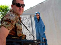 Un soldado de la Fuerza Internacional de Asistencia a la Seguridad (ISAF) hace guardia en una de las instalaciones de la OTAN. EFE  /