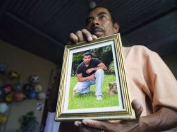 Un pariente de Gilmar Castillo Morales, uno de los tres guatemaltecos identificados entre las víctimas de la masacre. AFP  /