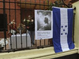 Un altar levantado en memoria de los 72 inmigrantes asesinados en Tamaulipas. EFE  /