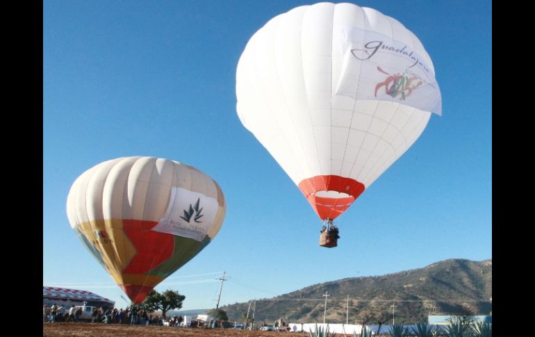 A la fecha se han realizado 100 paseos en globo que salen desde Amatitán para recorrer el paisaje agavero de Jalisco. ARCHIVO  /