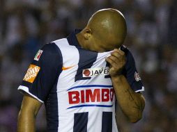 Humberto Suazo lamenta la falla que pudo significar el gol de la victoria para Rayados. MEXSPORT  /