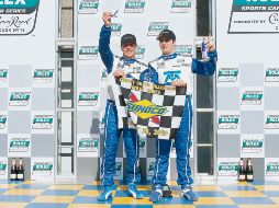 Scott Pruett y Memo Rojas celebran en lo más alto del podio en Montreal, Canadá. AFP  /