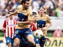 Jehú Chiapas (Pumas) disputa un balón con Marco Fabián (Chivas). E. PACHECO  /