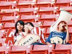 Los aficionados que acudieron al Omnilife se decepcionaron del empate entre Chivas y Pumas. E. PACHECO  /