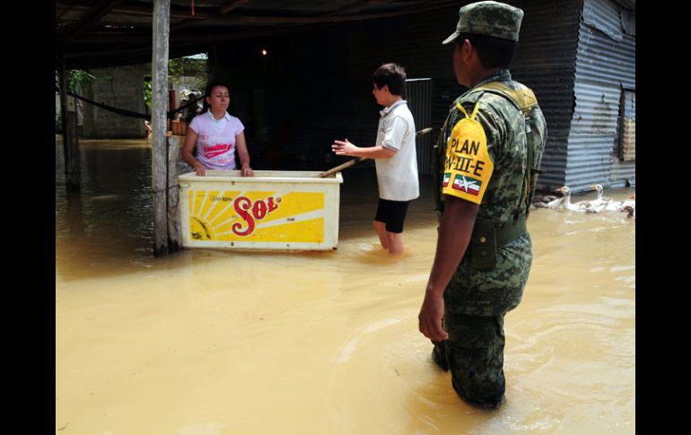Autoridades locales y de Protección Civil continúan con el desalojo en la ranchería Acachapan y Colmena, Centro de Tabasco. EFE  /