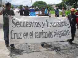 Migrantes y habitantes de este poblado chiapaneco marchan para protestar por el asesinato de 72 inmigrantes en Tamaulipas. EL UNIVERSAL  /