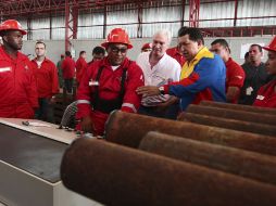 Hugo Chávez visitó una fábrica de reciclaje en Arizoategui, antes lamentó el deceso de los militares en un mensaje televisivo. REUTERS  /
