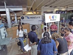 La Profeco atiende en el Aeropuerto de Guadalajara a los viajeros afectados por la cancelación de vuelos. S. NÚÑEZ  /