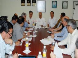 En las mesas de trabajo estuvieron presentes con los peritos e investigadores, de la representación de varios países. EFE  /