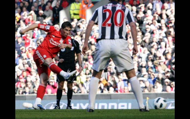 Foto de acción del gol de la victoria del Liverpool por parte de Fernando Torres. AP  /