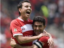 El jugador Mario Méndez (izq.) del Toluca celebra su gol anotado. EFE  /