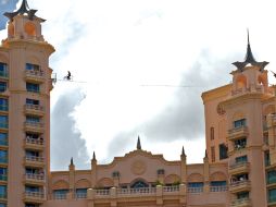 El equilibrista recorrió más de 31 metros entre dos torres en el lujoso hotel Paradise Island Atlantis, a una altura de 79 metros. AP  /