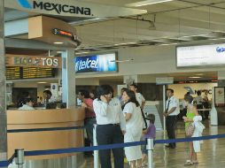 Personas junto al mostrador de Mexicana en el aeropuerto de Guadalajara. Desde ayer, todos sus vuelos quedaron suspendidos. S. NÚÑEZ  /