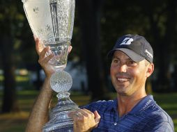 Matt Kuchar lebanta la copa The Barclays Paramus. AP  /