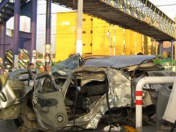 El auto quedó destrozado y fue retirado por una grúa que lo llevó a un corralón. O. RUVALCABA  /