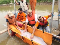 El gobernador de Santa Cruz, Rubén Costas (c) participó en el rescate. EFE  /