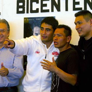Calientan Erik Morales y Edgar Sosa la Gala del Bicentenario