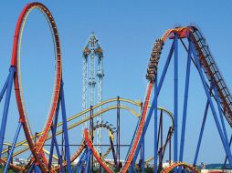 El juego tiene 65 metros en su punto más alto y alcanza una velocidad de 120 kilómetros por hora. ESPECIAL  /