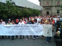 Aspecto de la comunidad universitaria en manifestación a las afueras de Palacio de Gobierno, en la Plaza de Armas. R. ZAPATA  /