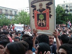 Aspecto de la manifestación de unos dos mil estudiantes de las prepas 2 y 3, a las afueras de Palacio de Gobierno. R. ZAPATA  /